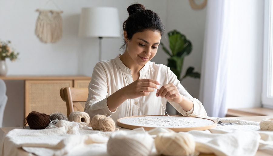 Firefly_junge%20frau%20wei%C3%9F%20europa%CC%88isch%20sticken%20nadel%20faden%20tischdecke%20zu%20hause%20entspannt%20312240.jpg?W=900